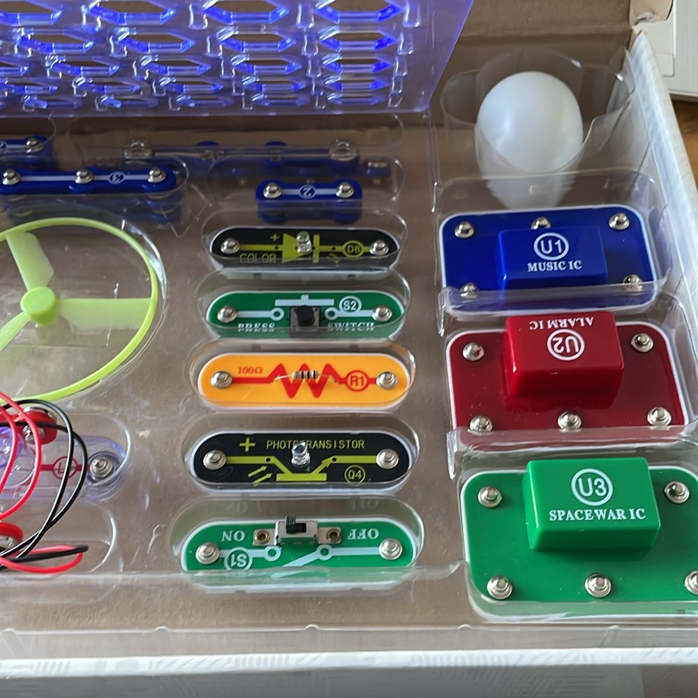 Snap Circuits Jr. Select - Electronic Project Set Build Over 130 Projects - Picture 8 of 10